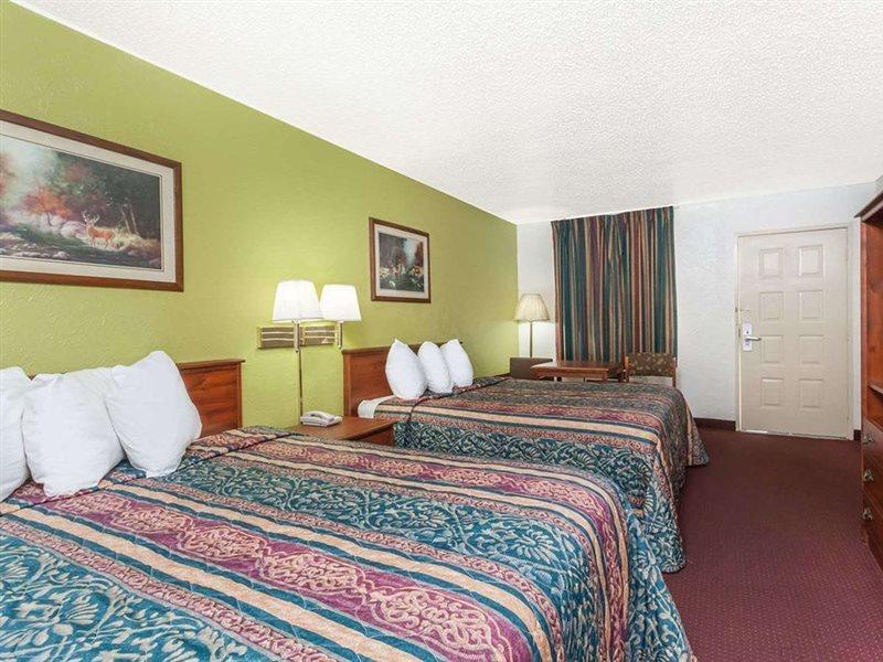 Days Inn By Wyndham San Antonio Lytle Екстер'єр фото