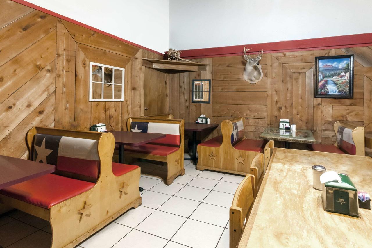 Days Inn By Wyndham San Antonio Lytle Екстер'єр фото