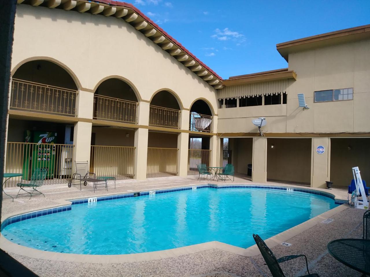 Days Inn By Wyndham San Antonio Lytle Екстер'єр фото