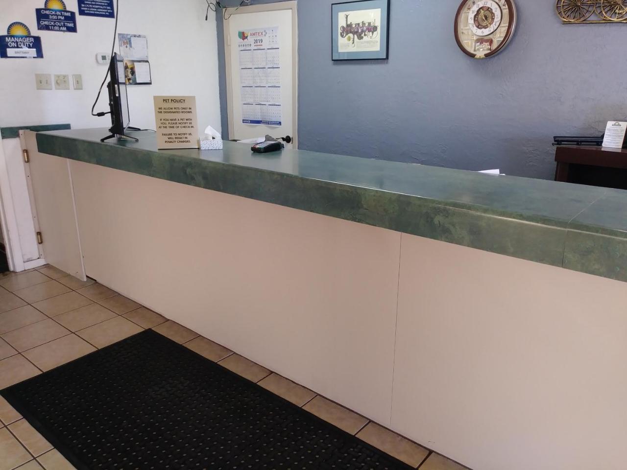 Days Inn By Wyndham San Antonio Lytle Екстер'єр фото
