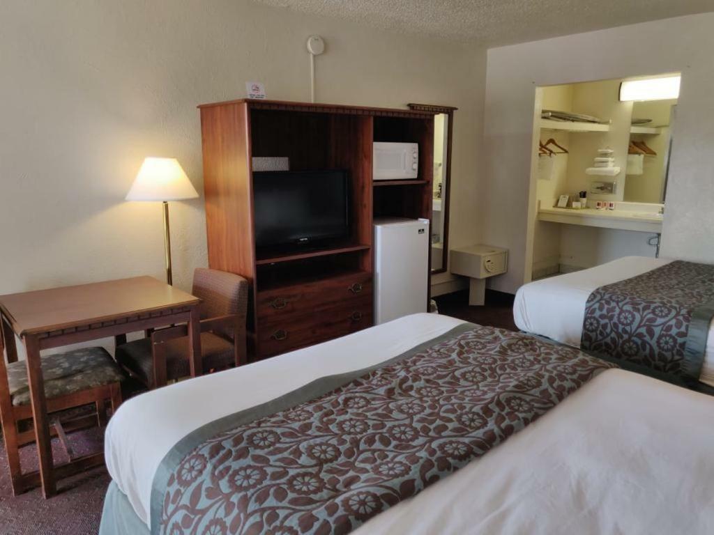 Days Inn By Wyndham San Antonio Lytle Екстер'єр фото