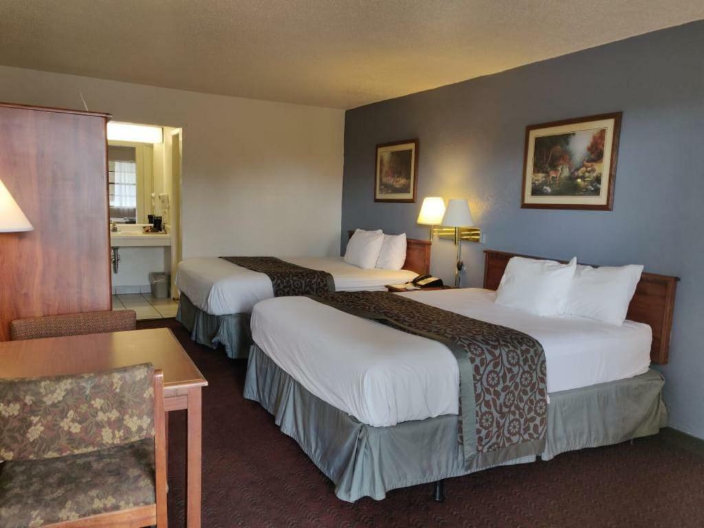Days Inn By Wyndham San Antonio Lytle Екстер'єр фото