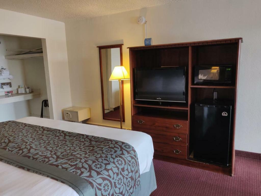 Days Inn By Wyndham San Antonio Lytle Екстер'єр фото